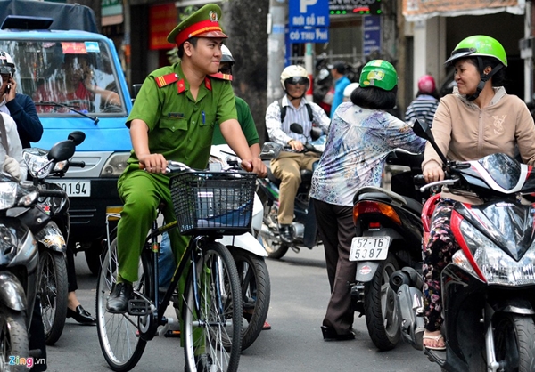 Trên đường phố, nhiều người cảm thấy ngạc nhiên, thích thú khi thấy cảnh sát đi xe đạp.