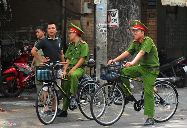 Sáng 31/3 tại phường 3, hai CSKV là trung úy Nguyễn Khánh Toàn và thượng sĩ Phạm Xuân Lợi đi tuần tra bằng xe đạp.  