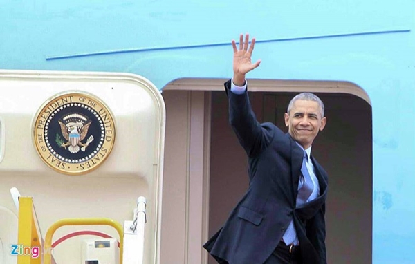 13h ngày 25/5, Tổng thống Mỹ Barack Obama kết thúc chuyến thăm Việt Nam. Bước lên cửa máy bay, vị Tổng thống da màu đầu tiên của Mỹ vẫy tay chào tạm biệt mọi người. Ảnh: Zing.