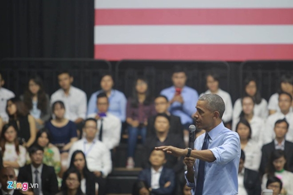 Ông Obama bắt đầu bài phát biểu: Xin cảm ơn tất cả các bạn, mời mọi người cùng ngồi. Xin chào các bạn (Cả hội trường rộ lên khi ông Obama nói "xin chào" bằng tiếng Việt).