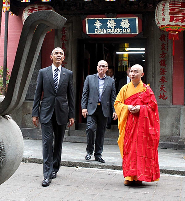 Vừa đặt chân đến TP HCM, Tổng thống Obam đã đến thăm chùa Ngọc Hoàng - còn gọi là chùa Phước Hải (thuộc Giáo hội Phật giáo Việt Nam) - trên đường Mai Thị Lựu, quận 1, TP HCM. ​Ảnh: VnExpress.