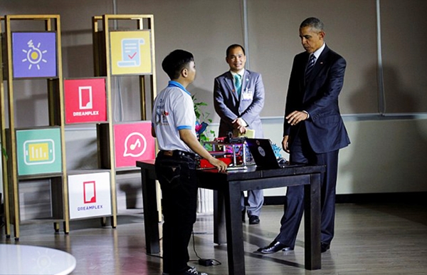 Trong một giờ giao lưu, Tổng thống Obama đã hoàn toàn chinh phục hơn 100 doanh nhân, doanh nghiệp có mặt tại không gian khởi nghiệp Dreamplex khi trực tiếp giữ vai trò dẫn dắt cuộc trò chuyện với 3 doanh nhân trẻ tiêu biểu của Việt Nam. Ảnh: Reuters.