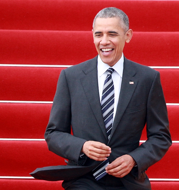 15h55 ngày 24/5, chuyên cơ Air Force One chở Tổng thống Barack Obama đã đáp xuống sân bay Tân Sơn Nhất. Tổng thống Obama bước xuống với chiếc áo sơ mi trắng, vest đen. Ảnh VnExpress.