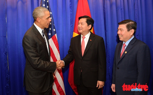 Tổng thống Obama bắt tay và trò chuyện với Bí thư Thành ủy Đinh La Thăng và Chủ tịch UBND TP.HCM Nguyễn Thành Phong chiều 24-5 - Ảnh: Tuổi Trẻ.