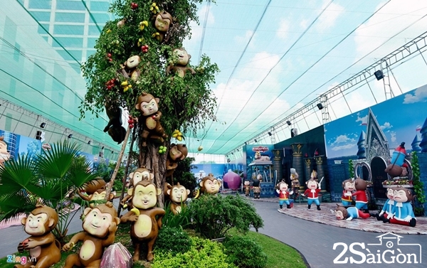 Ngày 30/5, khu vui chơi Monkylywood (Hollywood phiên bản khỉ) rộng khoảng 2.000 m2, nằm  phía sau một trung tâm thương mại trên đường Nguyễn Văn Linh, quận 7, TP HCM mở cửa đón khách.