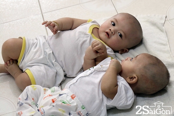 Trong số những trẻ bị bỏ rơi tại chùa Kỳ Quang 2 có những em rất bụ bẫm, đáng yêu. 