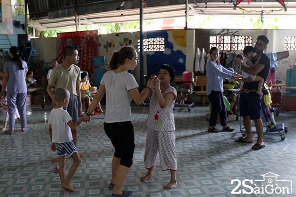 Tình nguyện viên nước ngoài cũng thường xuyên ghé đến để chăm sóc và vui chơi cùng các em khuyết tật. 