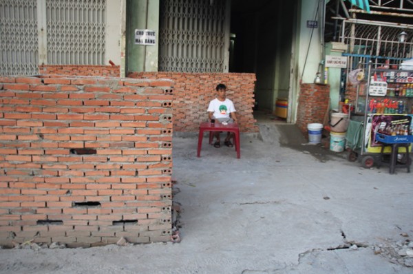 Dãy tường trên đường Kinh Dương Vương (Q.Bình Tân) bịt kín luôn cửa ra vào nhà dân