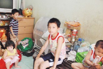 Trong ngôi nhà người cha vật lộn nuôi 11 đứa con thơ giữa Sài Gòn 1