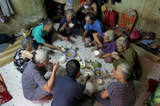 Cuộc sống của 'Đại gia đình' 37 người bán vé số ở Sài Gòn 1