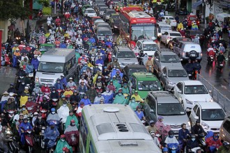 Kẹt xe kinh hoàng, người Sài Gòn "chết lặng" dưới cơn mưa 10