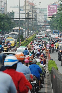 Sài Gòn kẹt xe lan sang... giờ lạ 1