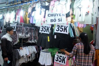 Thời trang đại hạ giá hút khách bình dân Sài Gòn