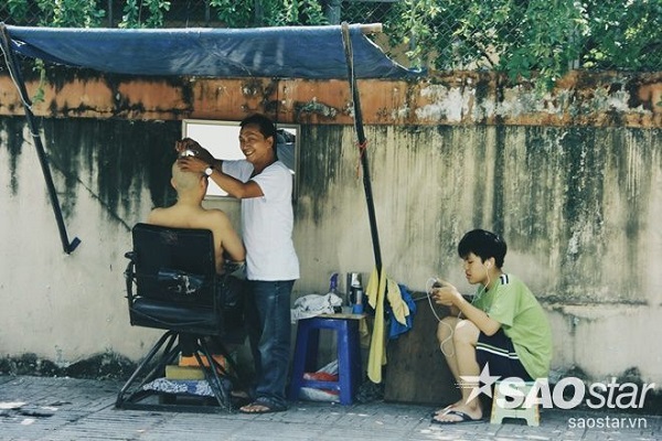 Salon vỉa hè hớt tóc miễn phí cho người dân Đà Nẵng của những bạn trẻ tử tế