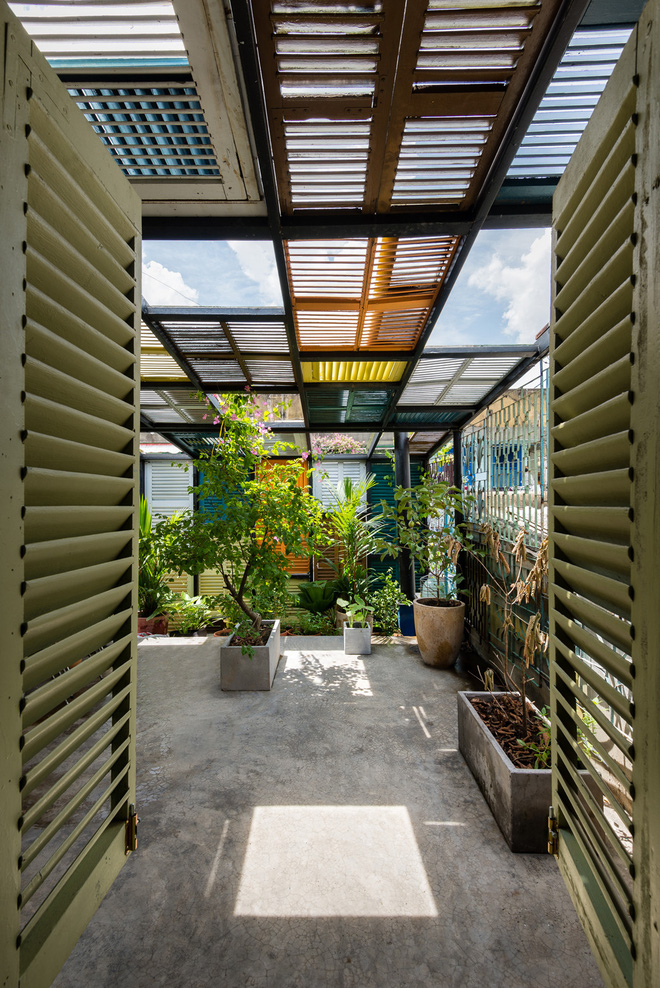 Khoảng sân thượng xanh mướt và đầy nắng nhờ ngàn cửa sổ hướng lên trên, mang âm hưởng của những phên nứa trong kiến trúc Việt nam những năm 60-70.