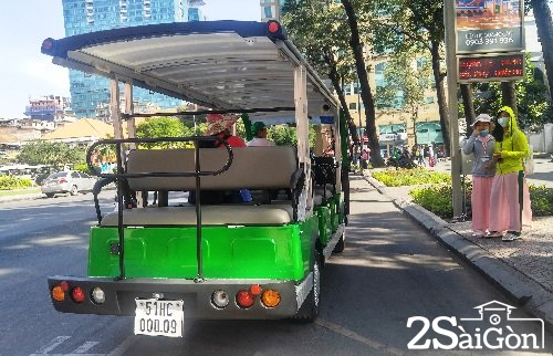 Hành khách thờ ơ với xe buýt điện tuyến trung tâm Sài Gòn