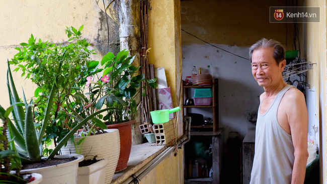 Ông Ngoan một trong những người dân đang sinh sống trong chung cư 42 Nguyễn Huệ.