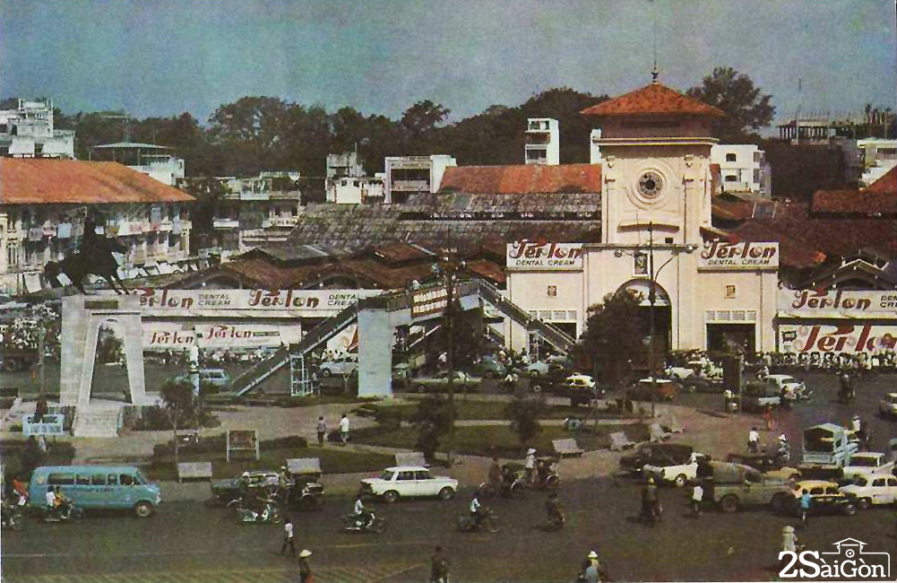 Cầu nổi 1 nối cổng chính của chợ sang khu bùng binh Quách Thị Trang. Ảnh tư liệu. 