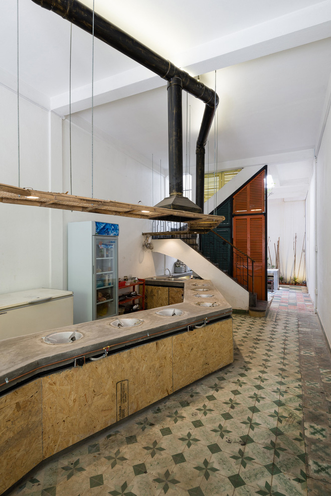 Kiến trúc nổi bật nhất ở tầng trệt là bàn bếp cong chạy dọc tường, len dưới cầu thang. Đây cũng là tầng có không gian hiện đại nhất trong ngôi nhà.
