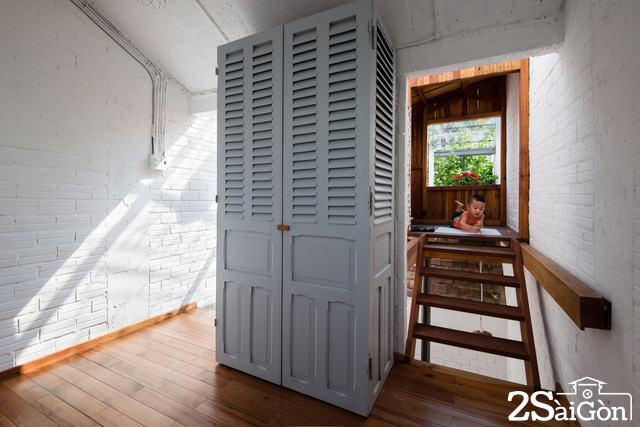 Chiếc tủ đồ được dựng bằng những tấm cửa cũ, được sơn chỉnh để mới và đẹp hơn 