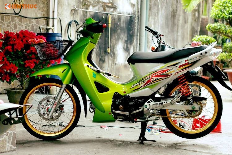 Sau khi được độ lại, chiếc xe số phổ thông Honda Wave 125 Thái Lan của biker Sài Gòn đã trở nên bắt mắt hơn khi được trang bị một loạt đồ chơi theo phong cách kiểng.
