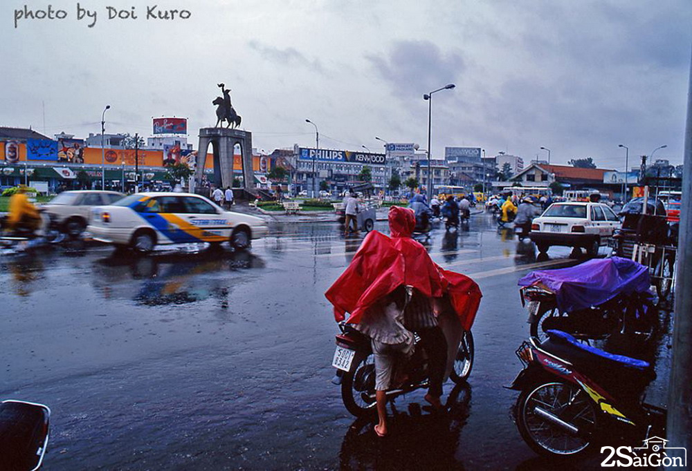 Bùng binh Quách Thị Trang trong một ngày mưa (1996). Ảnh tư liệu. 