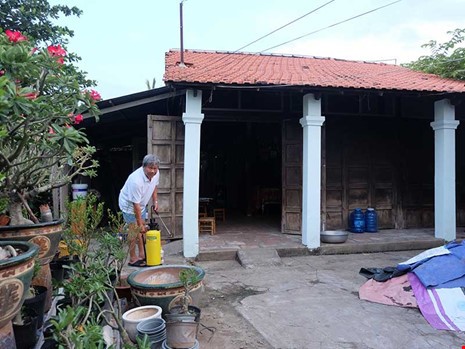 Căn nhà của ông Nguyễn Văn Bảy đã xây dựng 45 năm nay và xuống cấp trầm trọng. Ảnh: Việt Hoa.