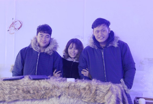 Ba bạn sinh viên kiến trúc với mô hình cà phê băng. Nguyễn Đồng Nhân (trái), Trần Thị Thảo và Quách Mạnh Dương. Ảnh: Thái Nguyễn