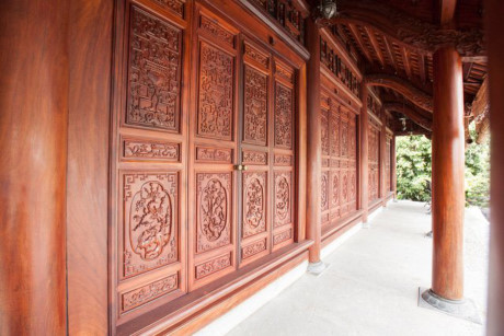 Nhà được làm hoàn toàn bằng gỗ lim quý hiếm và phải mất gần hai năm với khoảng 40 thợ ở Chàng Sơn - làng nghề nổi tiếng bậc nhất Hà Nội về làm mộc cổ truyền thực hiện. Các cánh cửa được chạm trổ cầu kỳ, tinh xảo với hoa văn: tùng, cúc, trúc, mai…