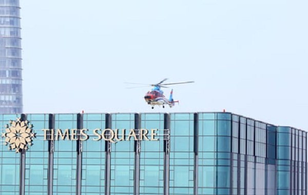 Máy bay trực thăng đang bay đáp thử nghiệm bãi đổ trên nóc tòa nhà Times Square. Ảnh: T.S 