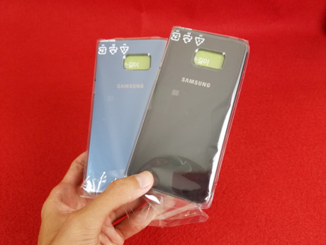 Mỗi chiếc Galaxy Note FE đều được tặng kèm một bộ vỏ flip cover cùng màu với thân máy. 