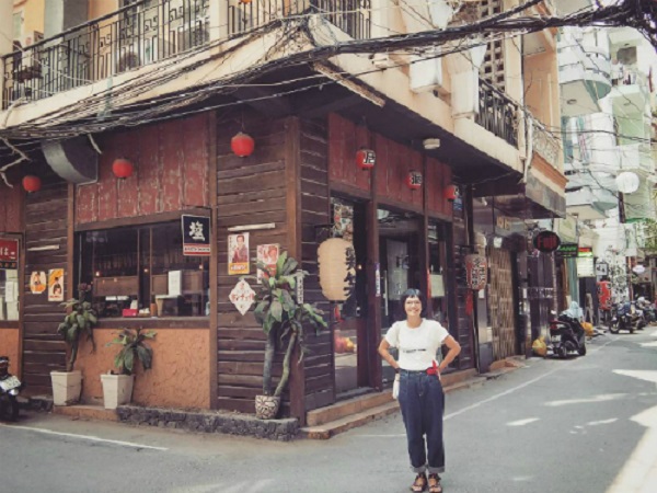 Tọa lạc trên phố Lê Thánh Tôn, khu phố tập trung nhiều nhà hàng Nhật nhất Sài Gòn. Nơi này còn được gọi bằng cái tên “little Japan” bởi đi bộ trên đoạn đường ngắn này, bạn sẽ có cảm giác nhưng đang lạc trong một hẻm nhỏ ở Tokyo. Ảnh: putkup.