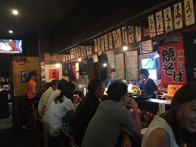 Sau khi dạo quanh một vòng, bạn có thể ghé qua những quán ăn Nhật từ bình dân đến sang trọng để thưởng thức bánh Takoyaki, mì Ramen, bánh xèo, sashimi, sushi, mochi...Phần lớn những cửa hàng ở đây đều giữ nguyên hương vị ẩm thực của món ăn, bởi chủ của những cửa hàng này là người Nhật. Ảnh:Gyosho Torisho