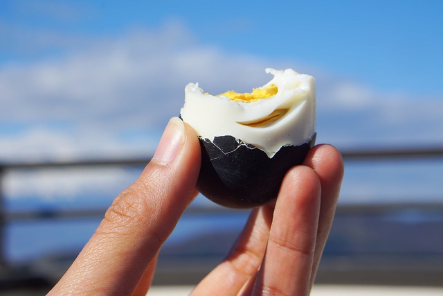 Trứng gà đen như hòn than ăn 1 quả thọ thêm 7 năm, giá gần 200.000 đồng/quả - 3