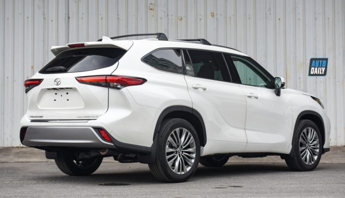 Chi tiết Toyota Highlander Platinum 2021 hơn 4 tỷ đầu tiên về Việt Nam 31.jpg