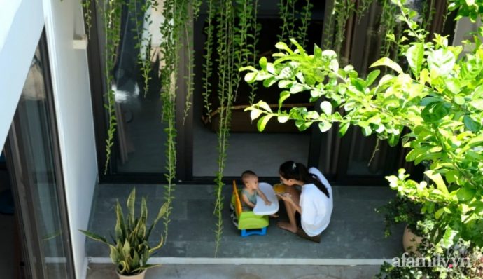 Ngôi nhà tương phản màu sắc mang nét đẹp hiện đại của con gái tự thiết kế dành tặng ba mẹ ở Quảng Nam - Ảnh 11.