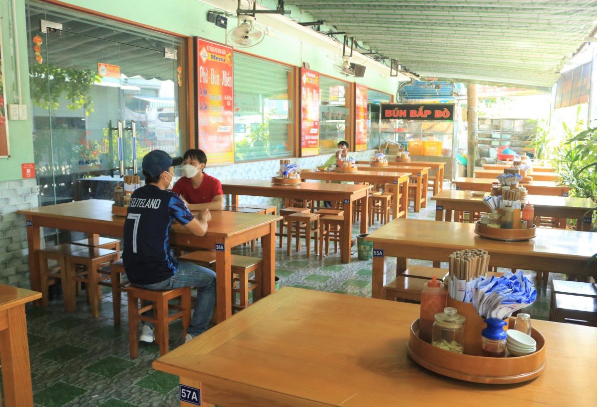 Người Sài Gòn uống cà phê, ăn sáng khi quán được bán tại chỗ sau 5 tháng: 'Vẫn ý thức 5K' - ảnh 5