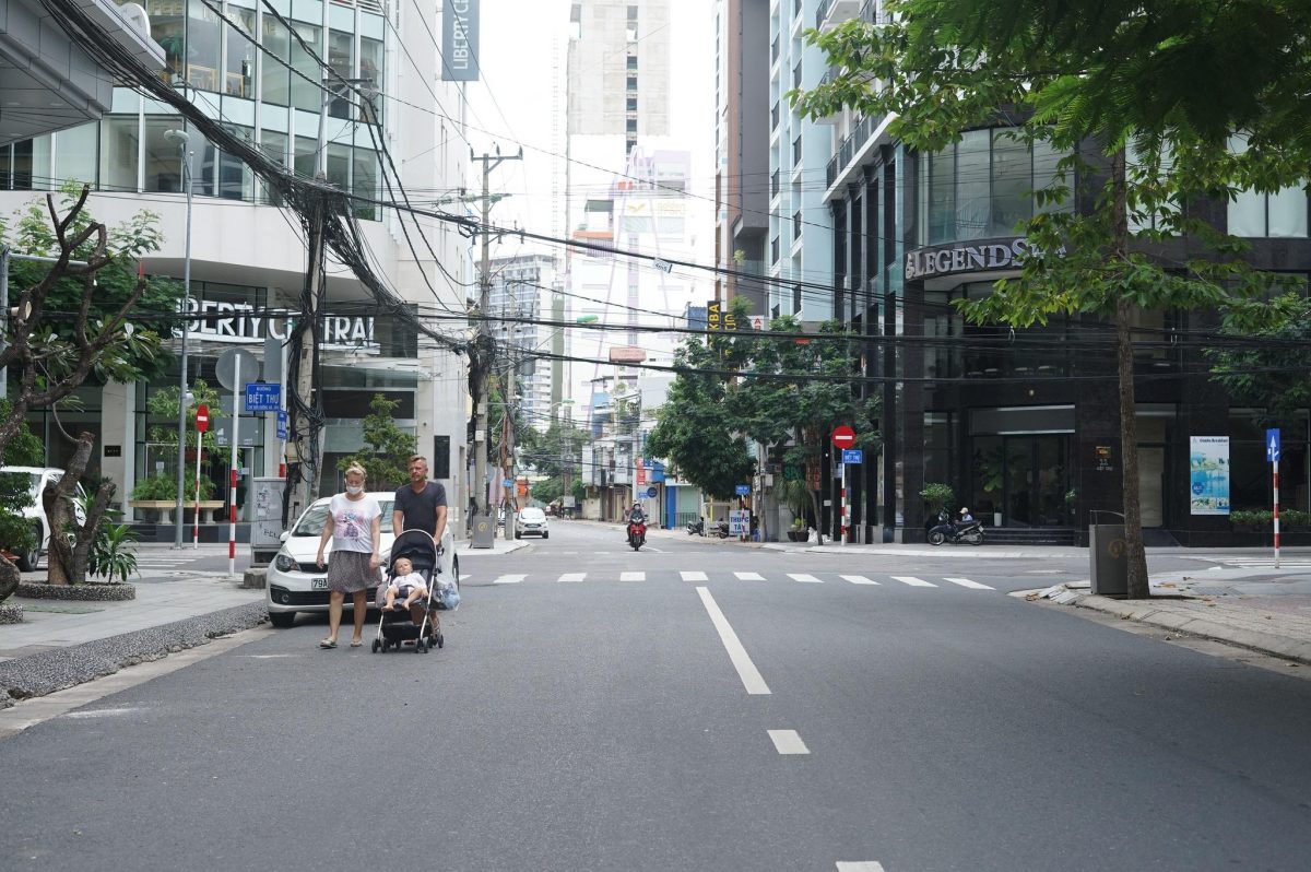Im lìm phố Tây tại Nha Trang: Vài chục mét lại thấy 'mặt bằng cho thuê' - ảnh 1