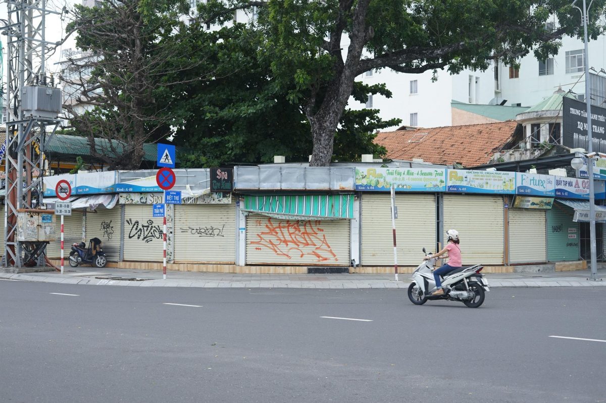 Im lìm phố Tây tại Nha Trang: Vài chục mét lại thấy 'mặt bằng cho thuê' - ảnh 4
