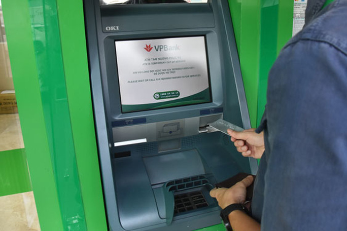 Thời của thẻ ATM gắn chip - Ảnh 1.