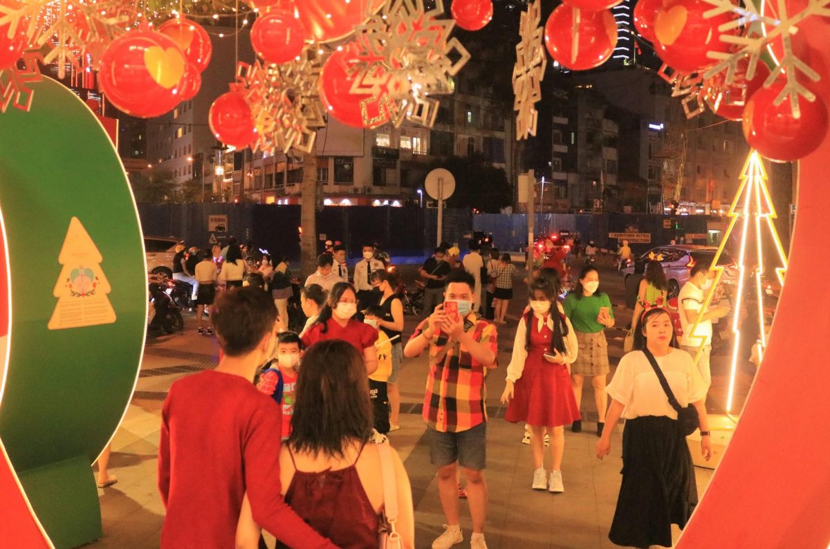 Người Sài Gòn vui đêm Giáng sinh đặc biệt: Vắng hơn nhiều so với năm ngoái - ảnh 1