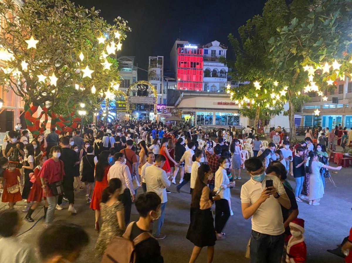 Người Sài Gòn vui đêm Giáng sinh đặc biệt: Vắng hơn nhiều so với năm ngoái - ảnh 9