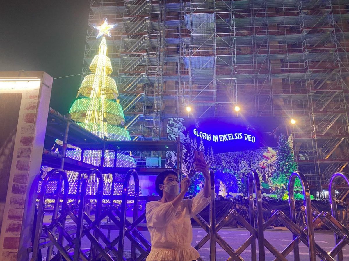 Người Sài Gòn vui đêm Giáng sinh đặc biệt: Vắng hơn nhiều so với năm ngoái - ảnh 11