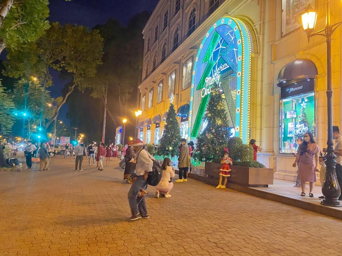Người Sài Gòn vui đêm Giáng sinh đặc biệt: Vắng hơn nhiều so với năm ngoái - ảnh 12
