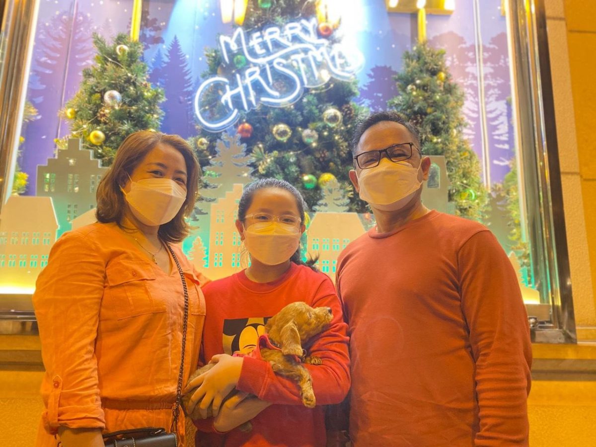 Người Sài Gòn vui đêm Giáng sinh đặc biệt: Vắng hơn nhiều so với năm ngoái - ảnh 13