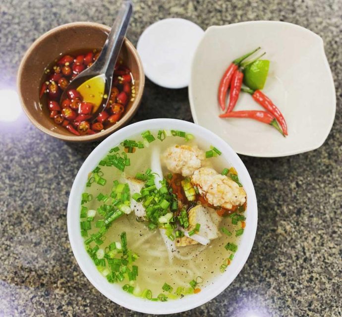 Hương vị quê hương: Bánh canh tôm và nỗi nhớ đầm nước lợ - ảnh 1