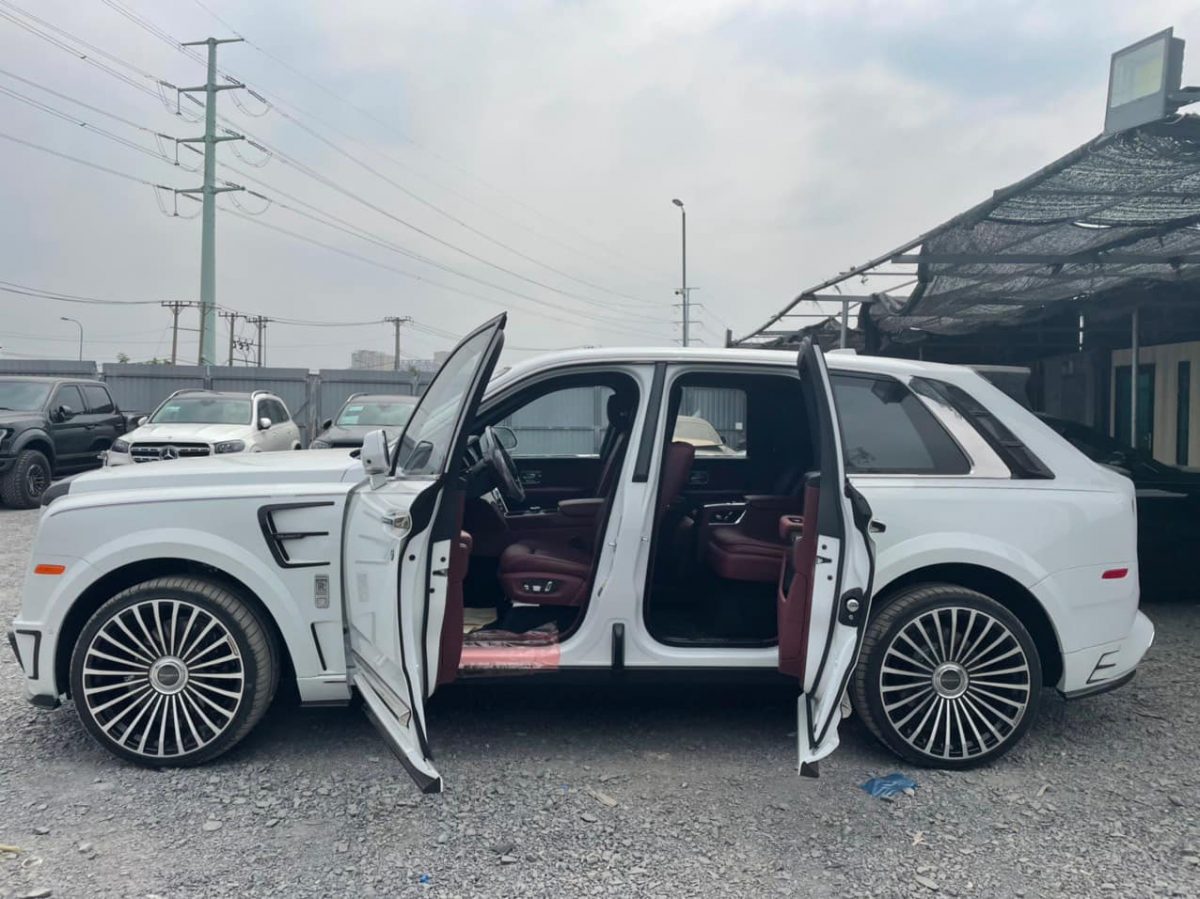 Rolls-Royce Cullinan độ Mansory đầu tiên về Việt Nam những ngày cận Tết 272329778-5393947967287895-2428291140250213306-n.jpeg