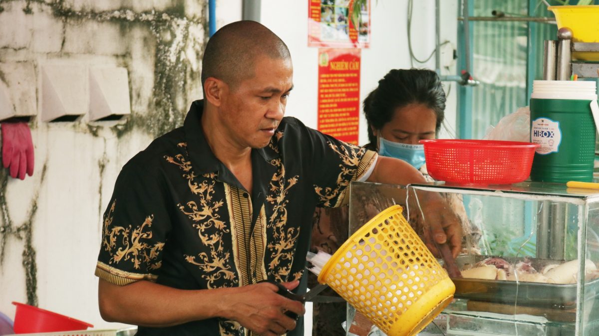 Bánh canh Mỹ Tho 'rẻ nhất' Sài Gòn: 'Đủ ấm bụng cho một bữa ăn' - ảnh 3