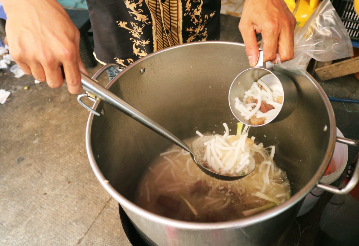Bánh canh Mỹ Tho 'rẻ nhất' Sài Gòn: 'Đủ ấm bụng cho một bữa ăn' - ảnh 4