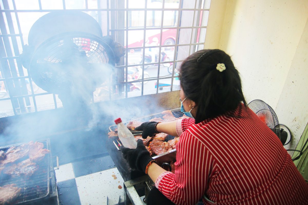 Cơm tấm nướng sườn trên lầu 1 giữa Sài Gòn: Ngon bình dân, khách ăn gần 100kg sườn/ngày - ảnh 1